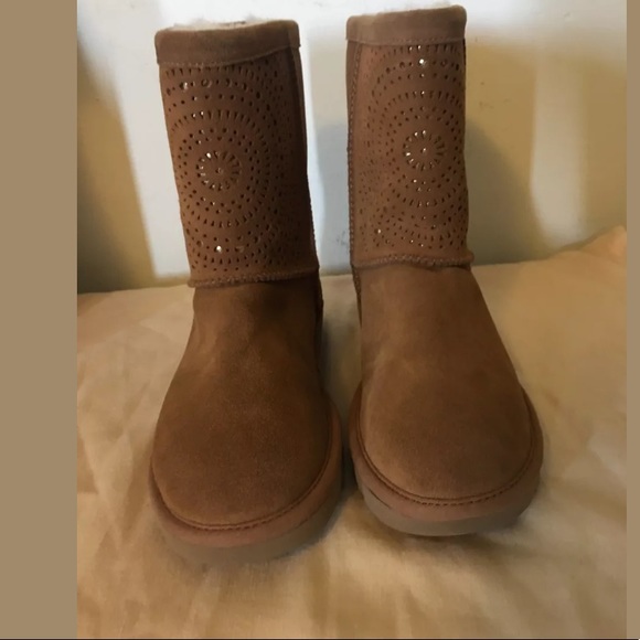 UGG CLASSIC SHORT SUNSHINE PERF CHESTNUT SUEDEBOOT - Picture 2 of 7